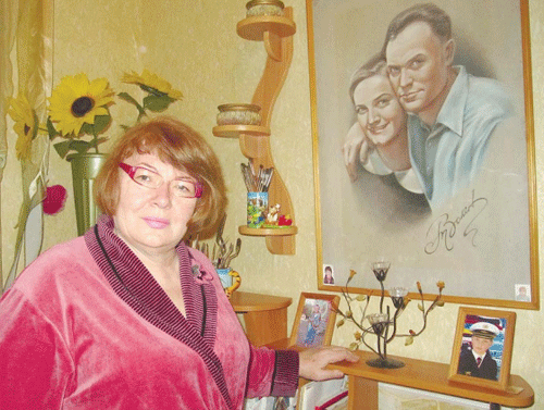 Татьяна Поленникова возле написанного ею портрета ее родителей Татьяна Поленникова возле написанного ею портрета ее родителей