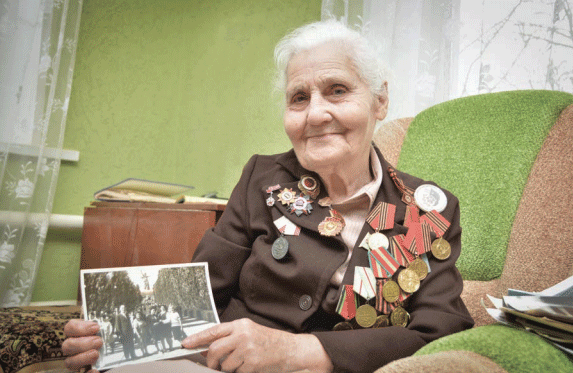 Антонина Ивановна бережно хранит фотографии прошлых лет Антонина Ивановна бережно хранит фотографии прошлых лет