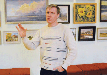 Роман Соловьев у своих картин Роман Соловьев у своих картин