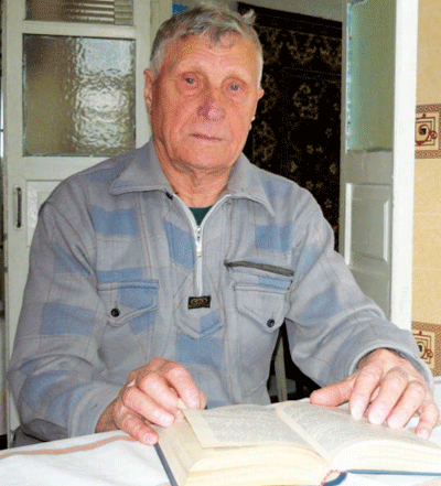 Иван Егорович до сих пор любит читать классику Иван Егорович до сих пор любит читать классику